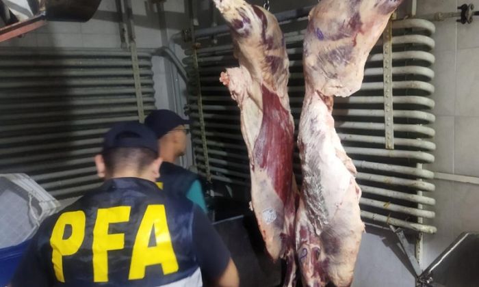 Berazategui - La Policía Federal Argentina realizó allanamientos por venta de achuras contaminadas que habrían ocasionado la muerte de dos personas